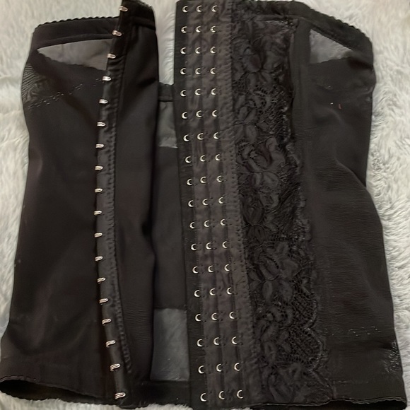 Black Lace Corset - Picture 2 of 10